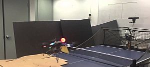Már egész jól bánik a labdával a pingpongozó drón