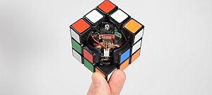 Itt az okos Rubik-kocka, ami képes önmagát megoldani helyettünk