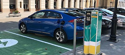 Mobilról lesz indítható az elektromos autók töltése a magyar "kutakon"