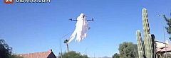 Így riasztgatja egy szellemdrón Halloween alkalmából a közlekedőket