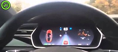 Az ilyen emberek miatt tiltják le az autopilótát a Tesla-kban