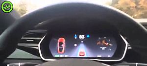 Az ilyen emberek miatt tiltják le az autopilótát a Tesla-kban