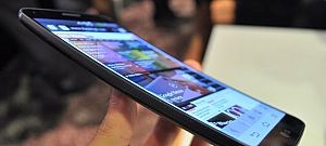 Simán kiegyenesíthető az LG görbe mobilja