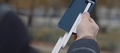 Szelfibottá alakul át ez az ötletes mobiltelefon-tok