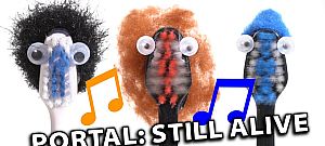 Így hangzik a Portal játék Still Alive dala a kütyüzenekar által előadva