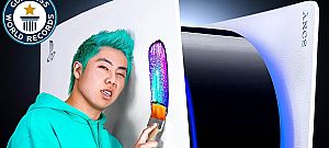 Brutálisan nagy, 3 méter magas PlayStation 5-öt csináltatott magának