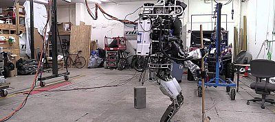 Szemetet szed, porszívóz és rendet rak a Google robotja
