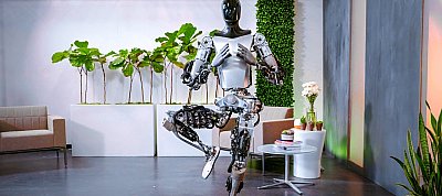 Jógázni látszik legújabb videójában a Tesla emberszabású robotja