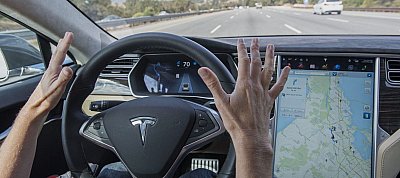 Bíróság mondta ki: Átveri az embereket a Tesla az Autopilot-tal
