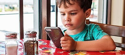 Nem hiszed el: Minden második 3 éves magyar gyerek már okostelefont használ