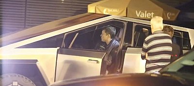 Videóra vették ahogy Musk lezúz valamit a Tesla Cybertruck-kal Los Angeles-ben