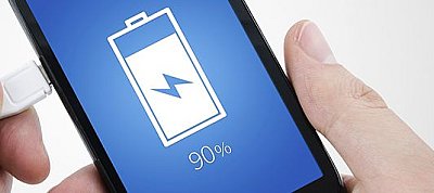 Jön a szupergyors töltés az olcsóbb mobilokba is