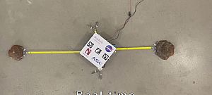 Videón a robot, ami mérőszalagokat használ csápokként a közlekedéshez