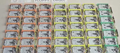 Így néz ki és működik egy 49 floppy-meghajtóból készült orgona
