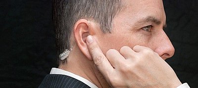 Elképesztő: Már mikrofon nélkül is kihallgathatnak minket a hackerek