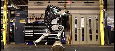 Lassan a parkourosok munkáját is elveszi a Boston Dynamics emberszabású robotja