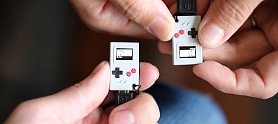 Rendelhető a Gameboy-szerű konzol, ami olyan pici, hogy szinte csak egy bogár tud játszani vele