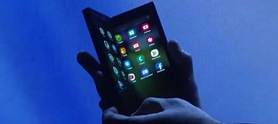 Félbehajtható kijelzőjű hibrid okostelefont mutatott be a Samsung
