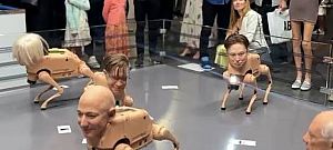 Robotkutyaként állították ki Elon Musk-ot, Mark Zuckerberg-et, és Jeff Bezos-t is