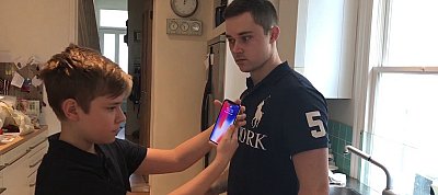 Megint olyannak nyílt ki az új iPhone X, akinek nem kellett volna