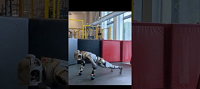 Videón ahogy fekvőtámaszokat nyom a Boston Dynamics új Atlas robotja