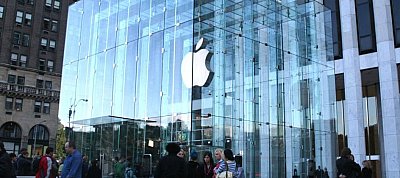 Máris sorban állnak az emberek az új iPhone-okért