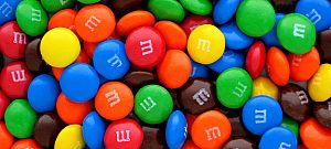 Mi jön ki abból, ha ráöntesz egy rakás M&M golyóra egy pohár vizet?