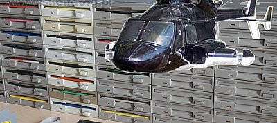 Az Airwolf zenéjét adja elő az ismert floppy-zenekar
