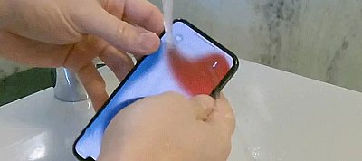 Árverésre bocsátják a világ első vízállóvá is tett, USB-C csatlakozós iPhone-ját