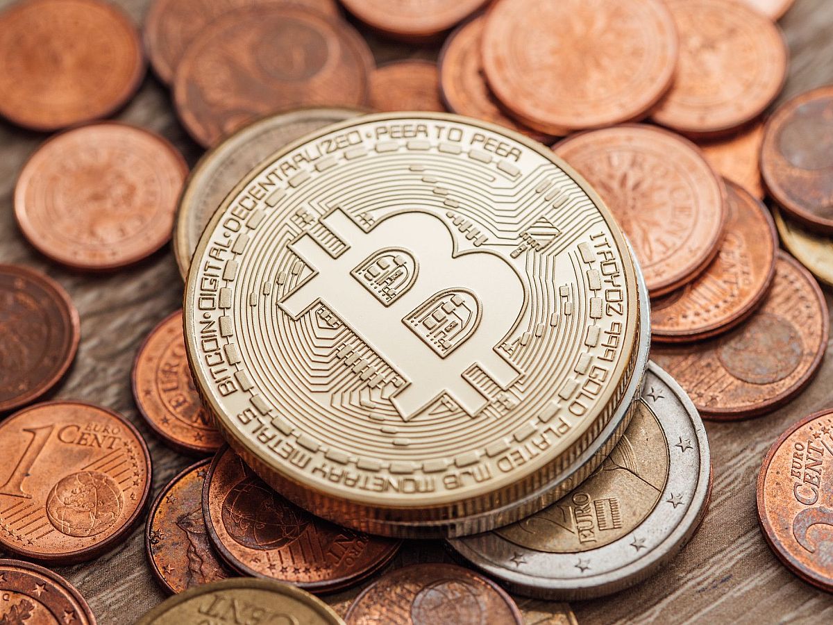 Tovább esik a Bitcoin árfolyama, már 100.000 dollár alá is benézett - PC  Fórum