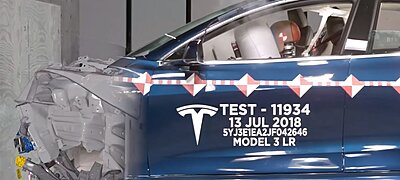 Tesla: Így törjük rommá a saját autóinkat, betonfalakon