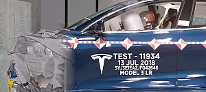 Tesla: Így törjük rommá a saját autóinkat, betonfalakon