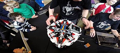 Pár másodperc alatt megoldja a Rubik kockát a Lego-ból épített robot