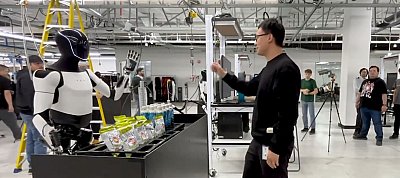 Újabb manipulatív videót tett közzé Optimus robotjáról a Tesla