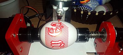 Itt a robot, ami elveszi a hímes tojást festők munkáját