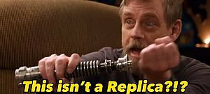 Mark Hamill kezébe adták saját fénykardját az A Jedi Visszatér-ből