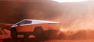 Átadta az első Cybertruck-okat a Tesla - és itt az első hivatalos videó is róla