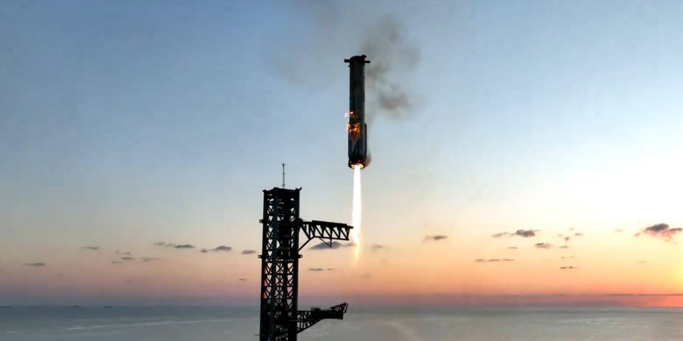 Fantasztikus videón, ahogy a SpaceX "Mechazilla"-ja elkapja a cég rakétáját