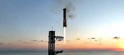 Fantasztikus videón, ahogy a SpaceX "Mechazilla"-ja elkapja a cég a Földre visszatérő Super Heavy rakétáját