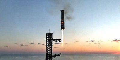 Fantasztikus videón, ahogy a SpaceX "Mechazilla"-ja elkapja a cég rakétáját