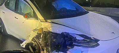 Már megint az út szélén álló autókba rohant egy önvezető Tesla