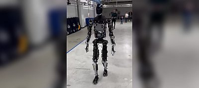 Kicsit már kevésbé nagypapásan jár a Tesla Optimus robotja