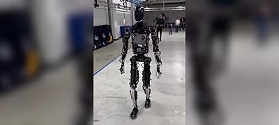 Kicsit már kevésbé nagypapásan jár a Tesla Optimus robotja
