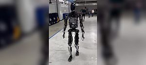 Kicsit már kevésbé nagypapásan jár a Tesla Optimus robotja