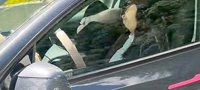 Videón egy Tesla, ami 100 km/h-val száguld, miközben alszik a sofőr benne