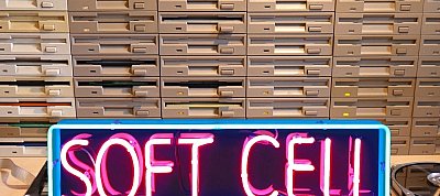 Újabb jól ismert popszámot dolgozott fel a floppy-együttes