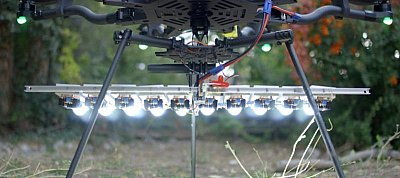 Elképesztően szép felvételeket készít ez az 1000W-nyi LED-del felszerelt drón