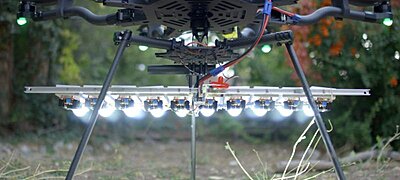 Elképesztően szép felvételeket készít ez az 1000W-nyi LED-del felszerelt drón