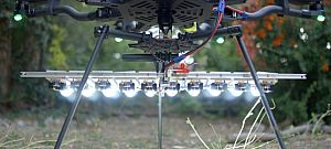 Elképesztően szép felvételeket készít ez az 1000W-nyi LED-del felszerelt drón