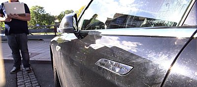 Elképesztő: Ilyen könnyen lopható mobilvírussal egy Tesla